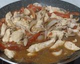 Foto del paso 2 de la receta: Tacu tacu de frejoles con pollo saltado