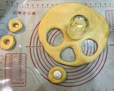 Hình bước làm 2 của món Bánh Donut sô cô la (bánh vòng)