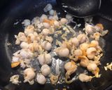 Hình bước làm 3 của món Mì gói xào sò điệp