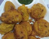 A picture of step 3 of Aloo ke pakode.