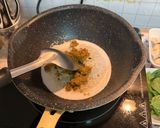 รูปขั้นตอนการทำที่ 2 ของ แกงเขียวหวานไก่ ลูกชิ้นปลา