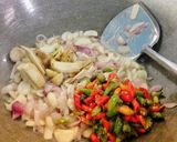 Foto langkah ke 7 dari resep Ayam Kecap Pedas Manis Daun Jeruk extra Telur.
