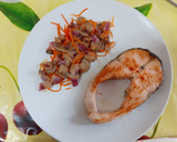 Foto del paso 5 de la receta: Salmón a la plancha con champiñones y zanahorias