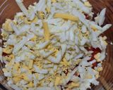 Foto del paso 2 de la receta: Ensalada de huevo rallado con jitomate