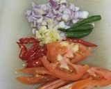 Foto langkah ke 2 dari resep Ikan Asin Asam Manis Banjar.