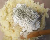 Foto del paso 1 de la receta Pan en sartén con requesón y patatas