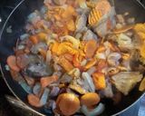 Foto del paso 2 de la receta: Guiso de cerdo, garbanzos y porotos negros