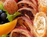 Aszalt gyümölcsös, baconbe tekert csirkemell recept fázis 8 fotója