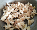 Foto del paso 2 de la receta: Tostas de revuelto de setas
