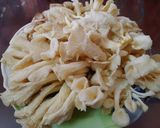 Hình bước làm 1 của món Ruốc nấm sò trắng (nấm bào ngư)