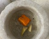 कच्ची हल्दी और दालचीनी की चाय (इम्युनिटी बूस्टर) रेसिपी चरण 2 फोटो