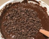 Foto langkah ke 2 dari resep Banana 🍌 Chocolate 🍫 Cake with Chocochips and almond slices.
