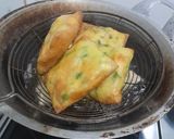Foto langkah ke 4 dari resep Martabak isi Kentang & Wortel.