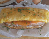 Foto del paso 4 de la receta: Tosta con salmón y tortilla