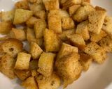 Hình bước làm 2 của món Bánh mì giòn ăn salad hoặc súp (Croutons)