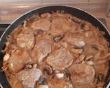 Медальоны из свинины в сливочно-грибном соусе на сковороде: рецепт - Лайфхакер