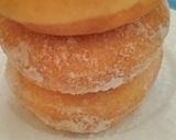 Foto langkah ke 5 dari resep Donat tabur gula halus.