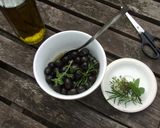 Foto del paso 2 de la receta: Aceitunas negras con hierbas de huerto