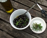 Foto del paso 2 de la receta: Aceitunas negras con hierbas de huerto