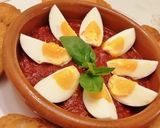 Foto del paso 9 de la receta: Huevos duros  con sofrito de tomate y pan frito