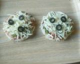 A picture of step 3 of Bread pizza without oven.