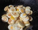 Foto langkah ke 3 dari resep Semur Wortel Telur Ceplok.
