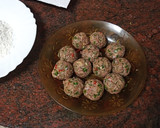 Foto del paso 2 de la receta: Albóndigas rellenas de jamón y pimiento con aros de cebolla