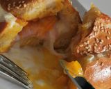 Komló kovászos házi hamburger  zsemlében sült ham and eggs recept fázis 5 fotója