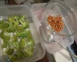 Foto langkah ke 1 dari resep Cah Brokoli bawang putih.