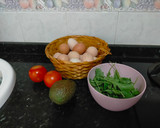 Foto del paso 1 de la receta: Tortilla con rúcula, aguacate y tomate