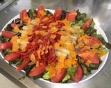 Une image de l'étape 9 de Salade d'asperges aux poivrons, tomates, laitue rouge et mimolette.