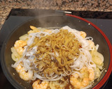 Foto del paso 3 de la receta: Noodles de arroz con langostinos y cebolla