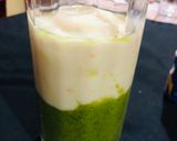 A picture of step 4 of Yakult Tri-Colour Smoothie.