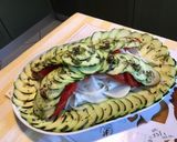 Une image de l'étape 6 de Salade de tomates grappe et concombre Noa à l oignon blanc d Italie et aromates de la mer.