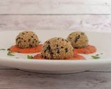 Foto del passaggio 7 della ricetta Polpette di ceci e melanzane su crema di peperoni