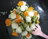 Foto langkah ke 4 dari resep Tumis brokoli wortel mix bakso ikan.