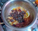 Foto del paso 4 de la receta Dorada y gambas con cebollas confitadas a la Canela y pasas