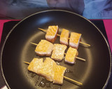 Foto del paso 3 de la receta: Brochetas de salmón con salsa de yogur