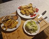 Pas rețetă Fried potatoes with chicken leg and salad night menu 1 fotografie