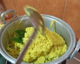 Foto langkah ke 6 dari resep Tumpeng Nasi Kuning.