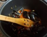 Foto del paso 4 de la receta: Mejillones con Salsa (Olla GM Alfa)