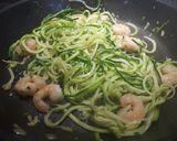Foto del paso 2 de la receta: Espaguetis de calabacín con langostinos y salsa de aguacate