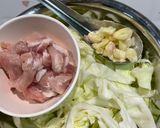 รูปขั้นตอนการทำที่ 1 ของ หมูผัดกะหล่ำปลี