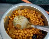 A picture of step 3 of Matar masala.