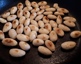 Foto del paso 1 de la receta: Pasta con pesto alla trapanese (con almendras y tomates)