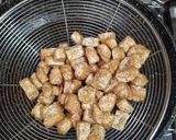 Foto langkah ke 3 dari resep Tumis tahu toge pedas.