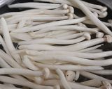 Hình bước làm 1 của món Chân nấm hải sản xào đậu hũ