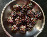ચોકલેટ બોલ્સ (Chocolate Balls recipe in Gujarati) રેસીપી સ્ટેપ2ફોટો