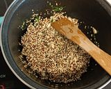 Foto del paso 2 de la receta: Quinoa tricolor con limón, albahaca y ajo