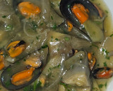 Foto del paso 7 de la receta: Alcachofas con mejillones en salsa verde
